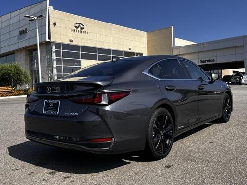 2022 Lexus ES 300h F SPORT