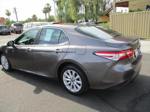 Photo 3 of 49 of 2020 Toyota Camry LE