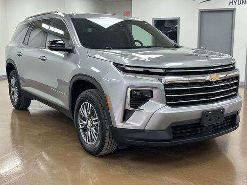 Sterling Gray Metallic 2024 Chevrolet Traverse LT
