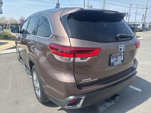 Toasted Walnut Pearl 2019 Toyota Highlander Hybrid Limited