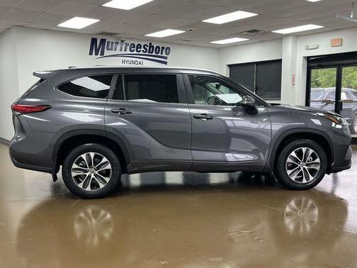 Magnetic Gray Metallic 2023 Toyota Highlander XLE