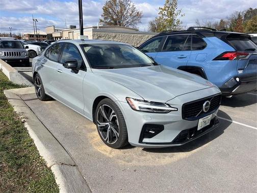 2024 Volvo S60 B5 Plus Dark Theme