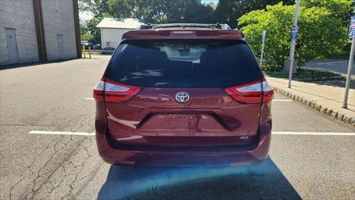 2017 Toyota Sienna XLE