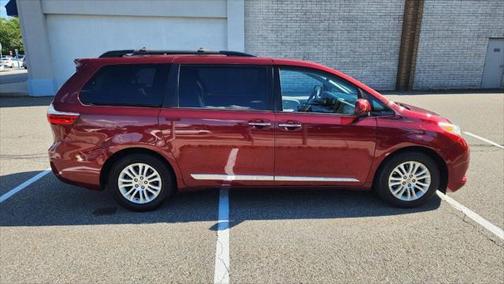 2017 Toyota Sienna XLE