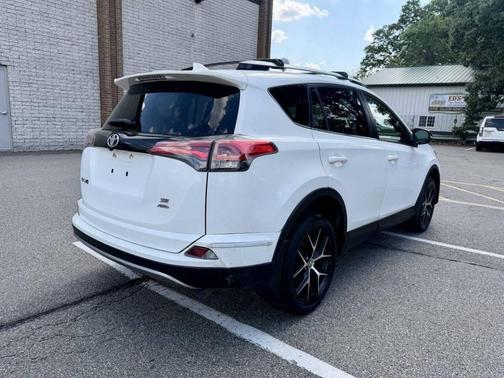 Super White 2018 Toyota RAV4 SE