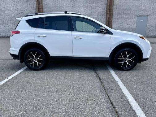 Super White 2018 Toyota RAV4 SE