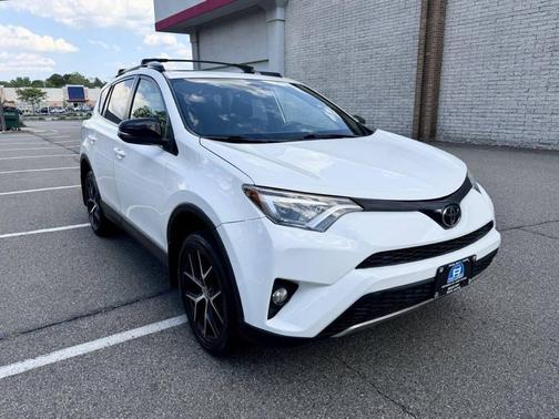 Super White 2018 Toyota RAV4 SE