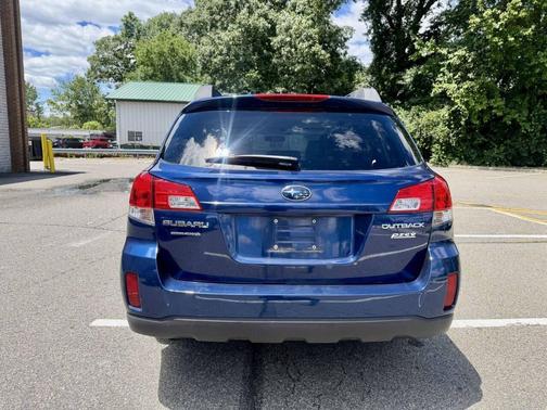 Blue 2011 Subaru Outback 2.5 i Premium