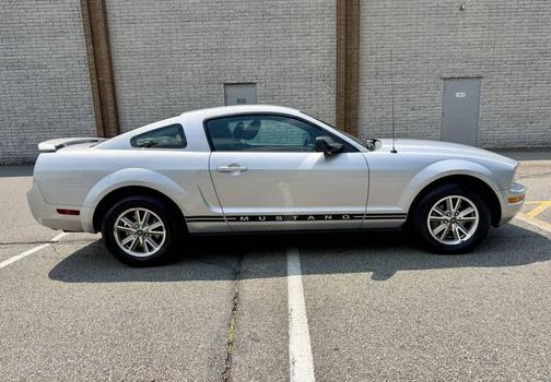 Satin Silver Clearcoat Metallic 2005 Ford Mustang Deluxe