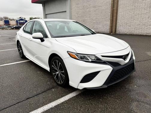 Super White 2020 Toyota Camry SE