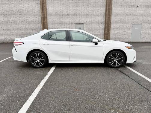 Super White 2020 Toyota Camry SE