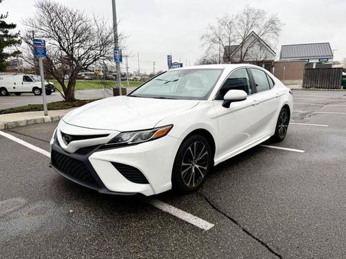 Super White 2020 Toyota Camry SE