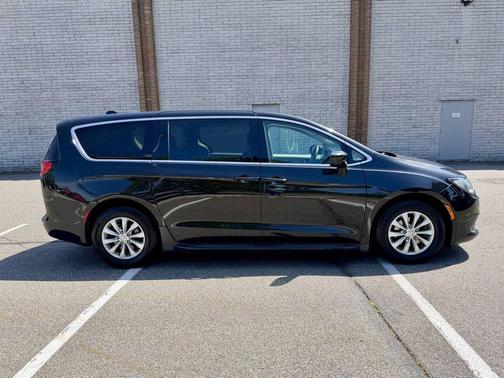 Brilliant Black Crystal Pearlcoat 2017 Chrysler Pacifica Touring