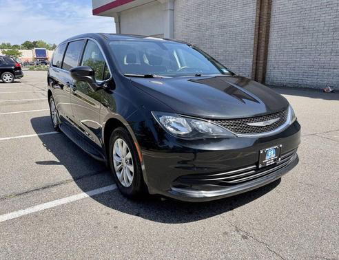 Brilliant Black Crystal Pearlcoat 2017 Chrysler Pacifica Touring