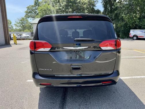 Brilliant Black Crystal Pearlcoat 2017 Chrysler Pacifica Touring