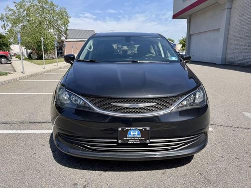 Brilliant Black Crystal Pearlcoat 2017 Chrysler Pacifica Touring