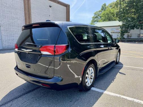 Brilliant Black Crystal Pearlcoat 2017 Chrysler Pacifica Touring