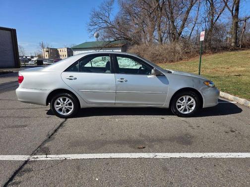 2005 Toyota Camry LE V6