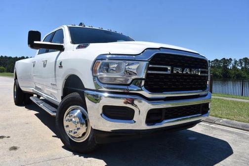 Bright White Clearcoat 2022 RAM 3500 Big Horn Crew Cab 4x4 8' Box