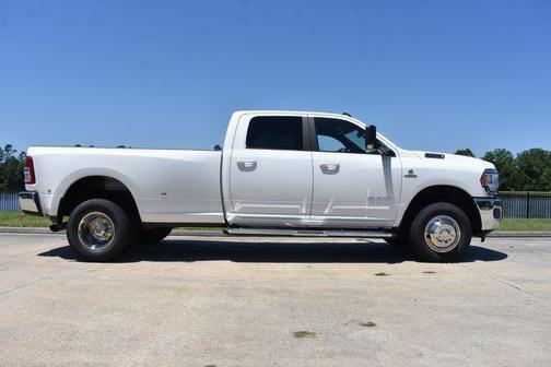 Bright White Clearcoat 2022 RAM 3500 Big Horn Crew Cab 4x4 8' Box