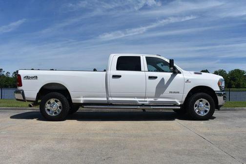 Bright White Clearcoat 2022 RAM 2500 Tradesman Crew Cab 4x4 8' Box