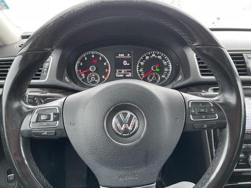 2014 Volkswagen Passat 3.6L V6 DSG SEL Premium