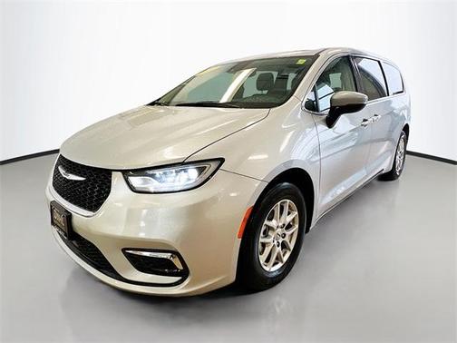 2023 Chrysler Pacifica Touring-L