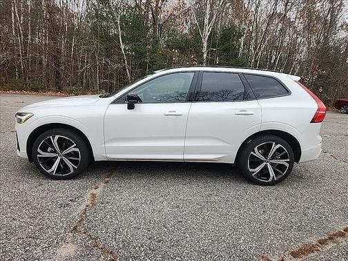 2024 Volvo XC60 B5 Ultimate Dark Theme