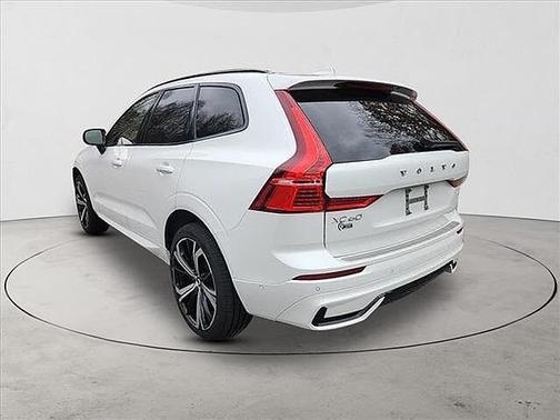 2024 Volvo XC60 B5 Ultimate Dark Theme