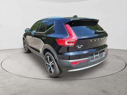 2025 Volvo XC40 B5 Core