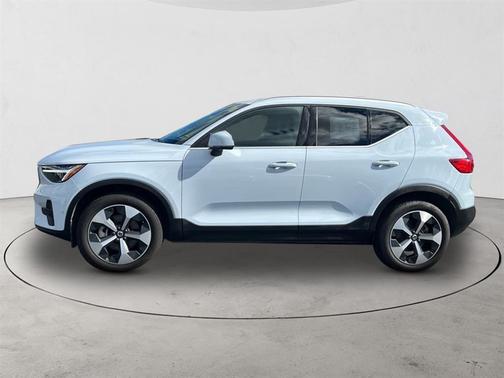 2025 Volvo XC40 B5 Plus Bright Theme