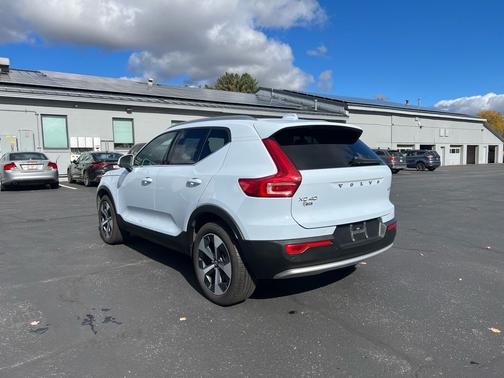2025 Volvo XC40 B5 Plus Bright Theme