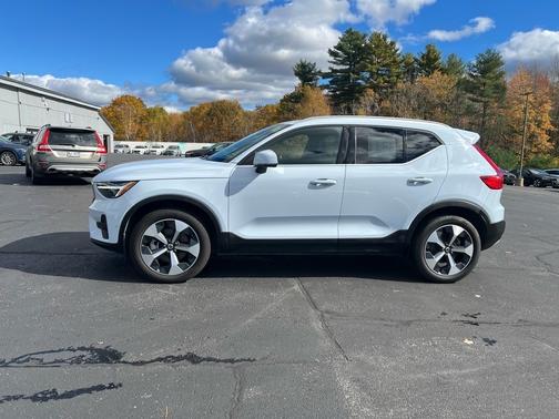 2025 Volvo XC40 B5 Plus Bright Theme