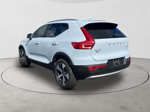 2025 Volvo XC40 B5 Plus Bright Theme