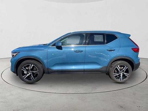 2025 Volvo XC40 Core