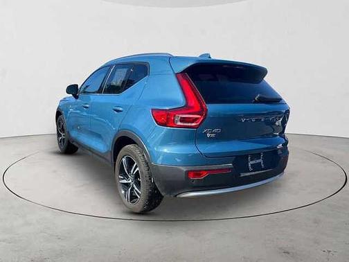 2025 Volvo XC40 Core