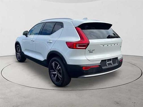 2025 Volvo XC40 Core