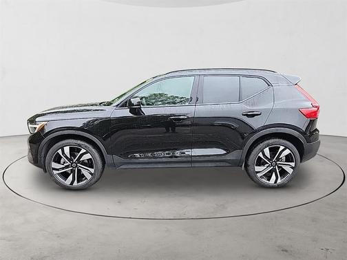 2025 Volvo XC40 B5 Plus Dark Theme