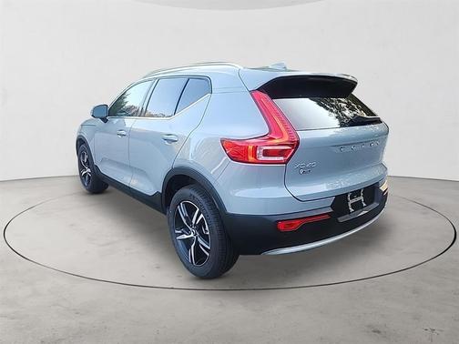2025 Volvo XC40 B5 Core