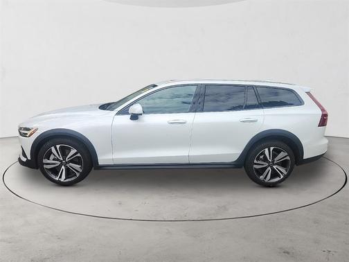 2025 Volvo V60 Cross Country B5 Plus