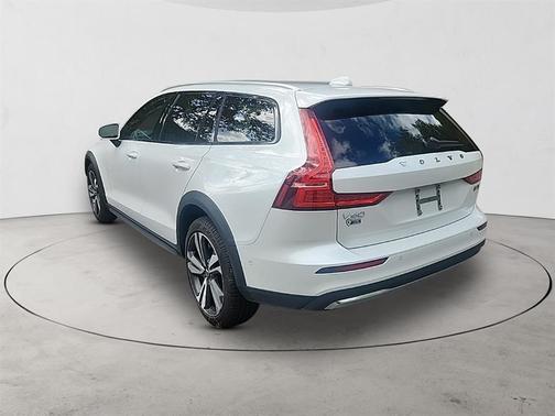 2025 Volvo V60 Cross Country B5 Plus