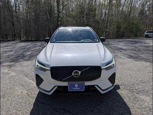 Crystal White 2024 Volvo XC60 Plus