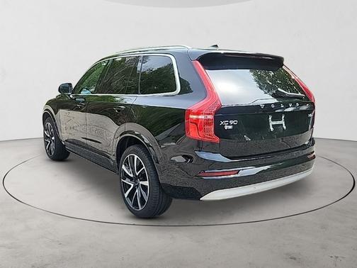 2022 Volvo XC90 T6 Momentum