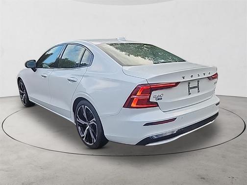 2024 Volvo S60 B5 Core Dark Theme