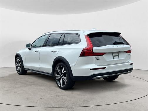 2024 Volvo V60 Cross Country B5 Plus