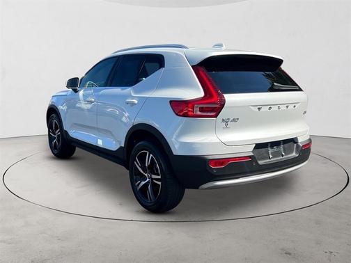 2025 Volvo XC40 B5 Core
