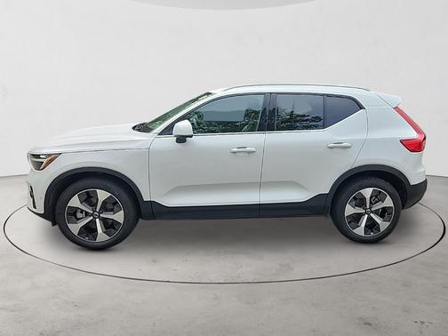 2025 Volvo XC40 B5 Plus Bright Theme