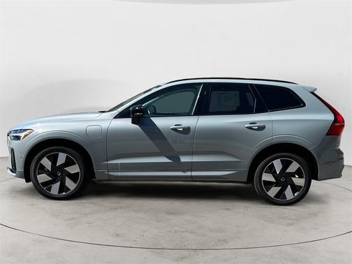 2024 Volvo XC60 Recharge Plug-In Hybrid T8 Plus Dark Theme