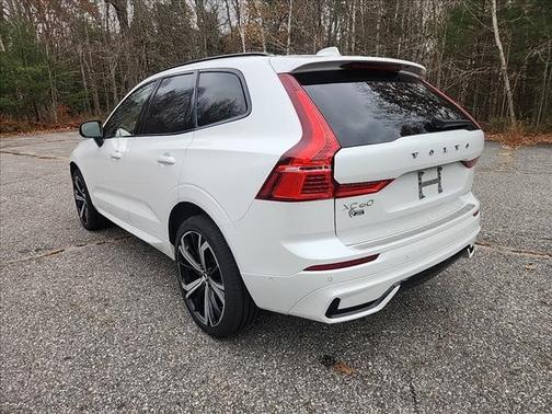 2024 Volvo XC60 B5 Ultimate Dark Theme