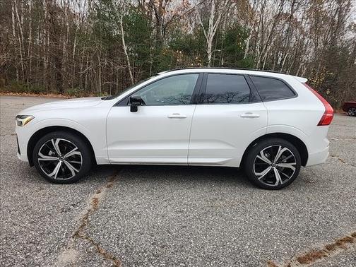 2024 Volvo XC60 B5 Ultimate Dark Theme